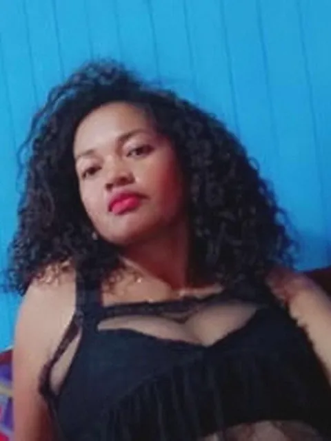 Mélodie, hôtesse de téléphone rose visio pour la Belgique, devant sa webcam